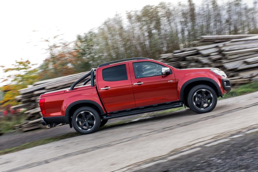  Isuzu D-Max Katana 2015 года  (фото 3 из 15)